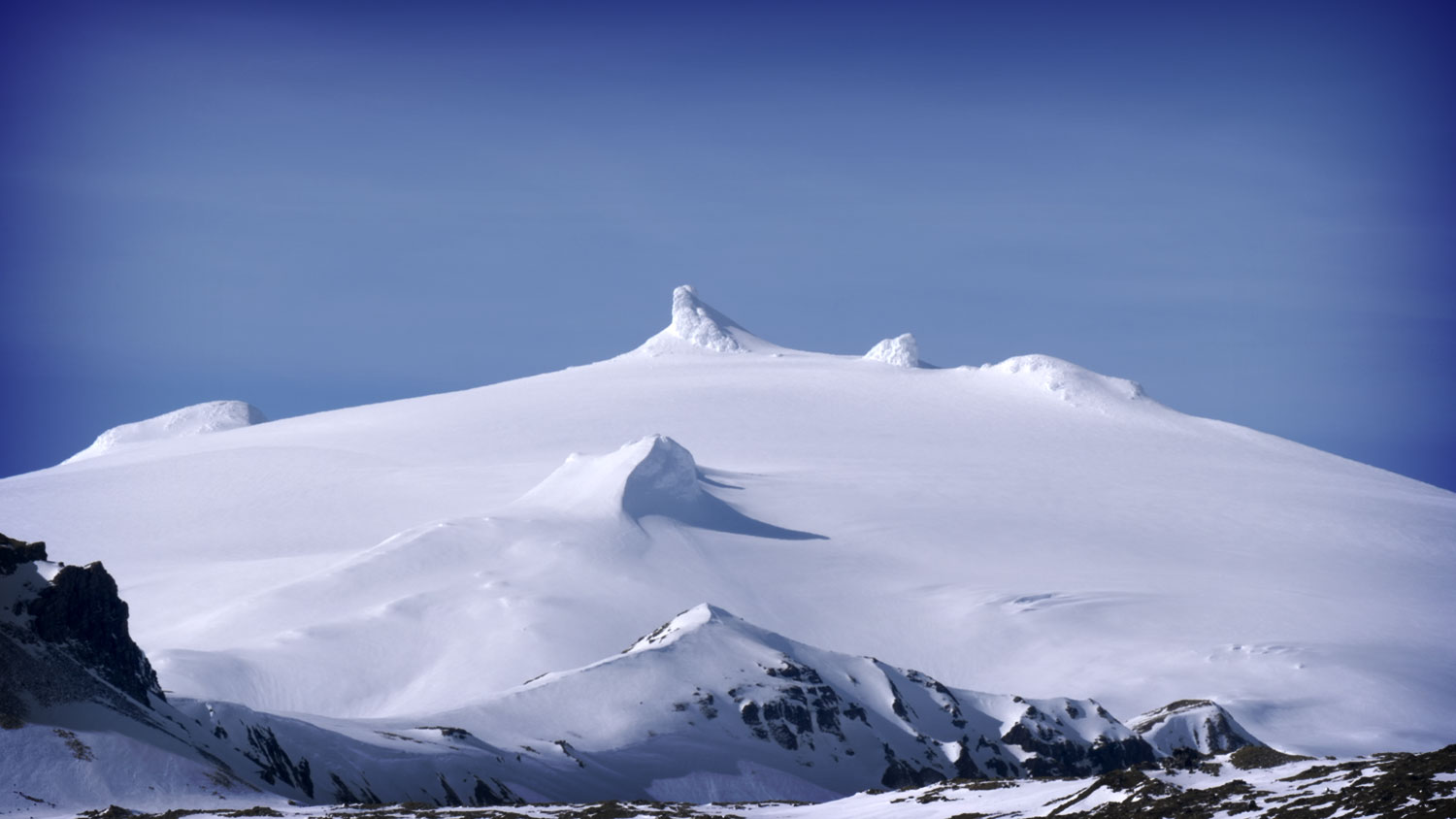 A top of a volcanic glacier